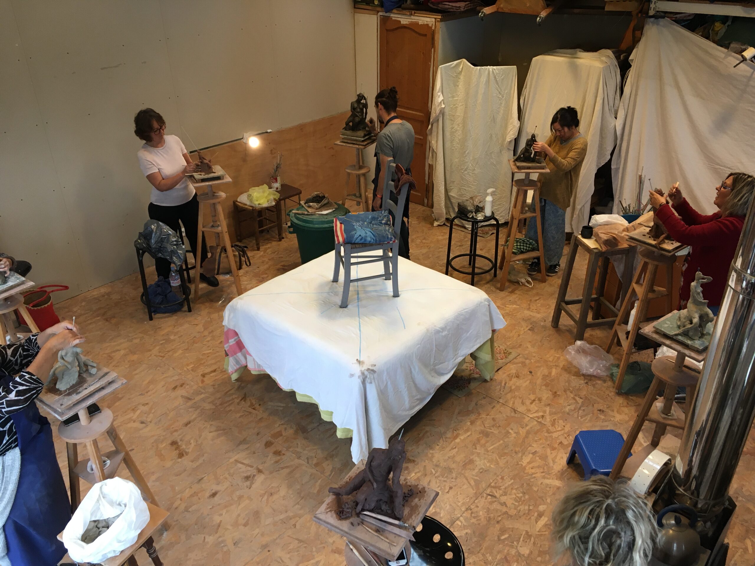 Atelier pendant le stage de sculpture d'après modèle vivant